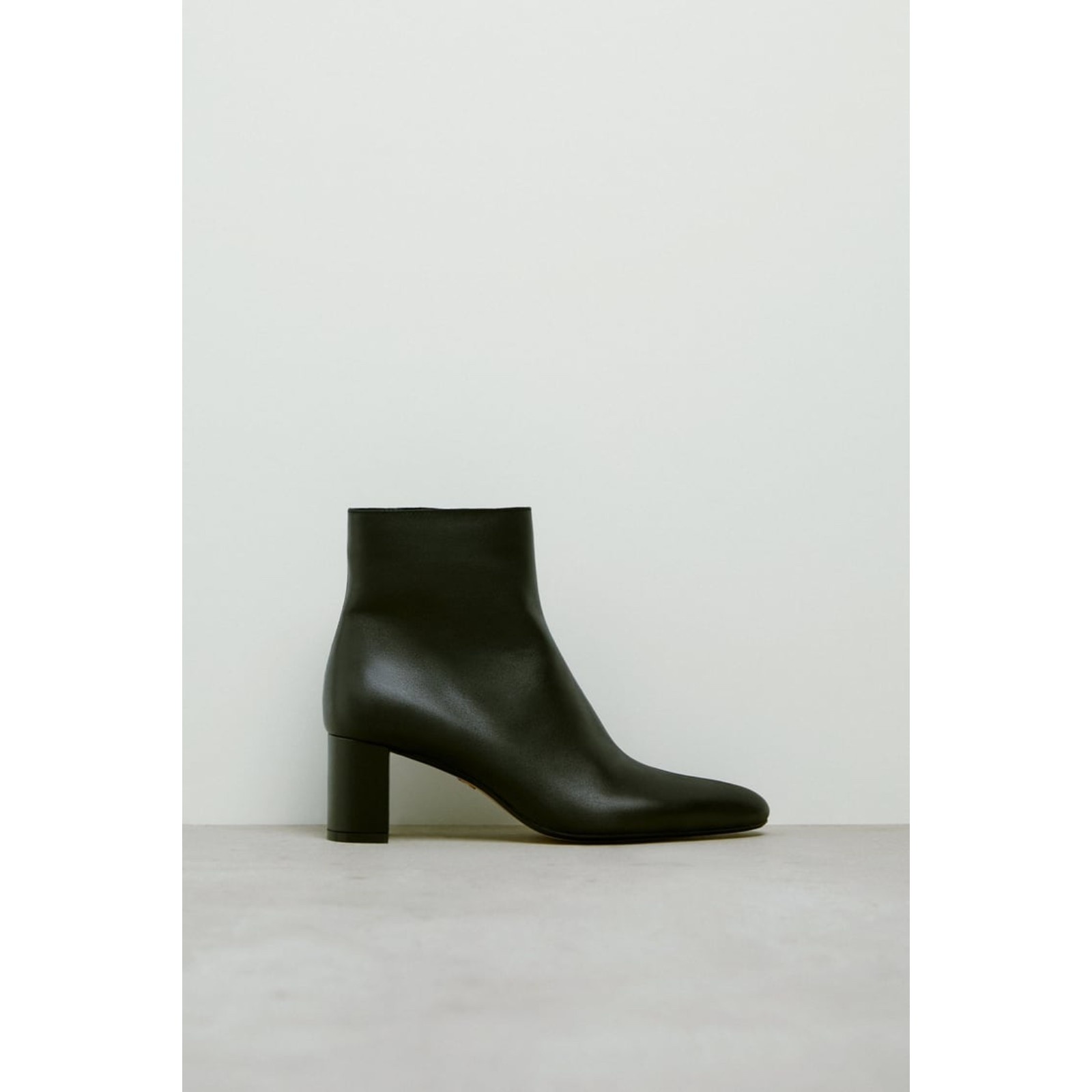 Black Zara Leather Mid-Heel Almond Toe Ankle Boots (Nwt)